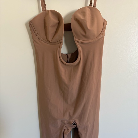 SKIMS DEEP PLUNGE SHAPEWEAR MID THIGH BODYSUIT Light Brown Size Medium Women’s - Picture 2 of 10